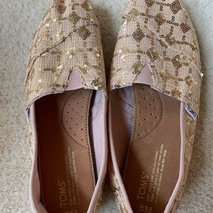 Tons Gold Glitter 8 1/2 Size Shoe - Brand New